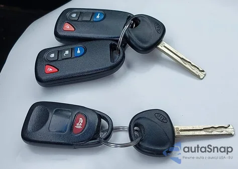 2013 Kia Sorento Lx z USA, uszkodzony, nr VIN 5XYKTCA67DG422416